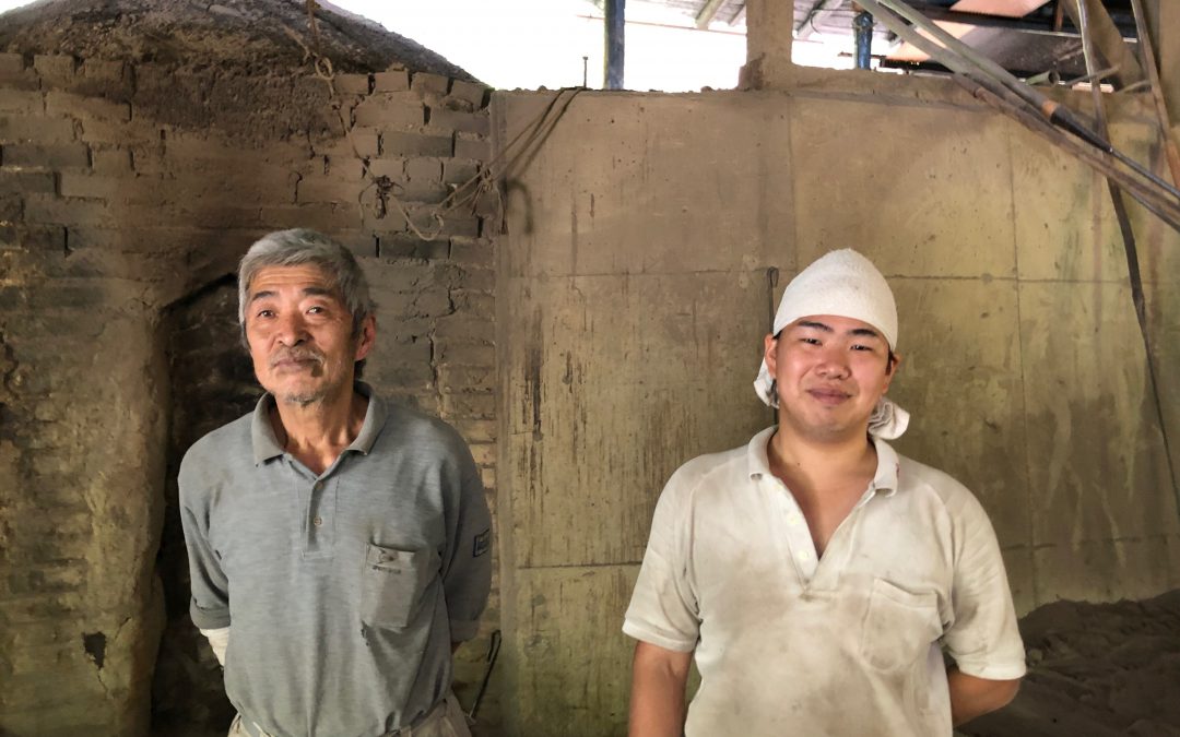 Mooie mannen die het traditionele vak van Binchotanbrander uitoefenen