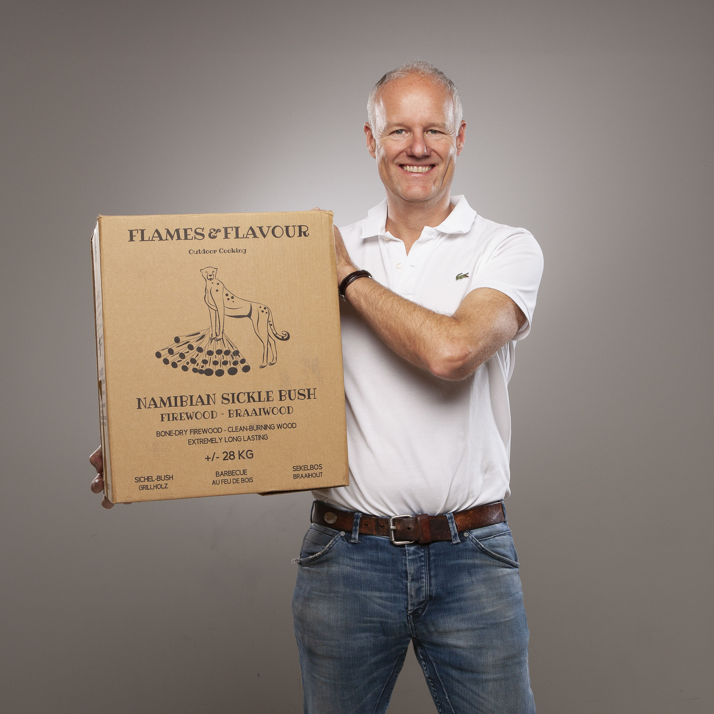 Lau met doos sekelbos hout uit Namibie